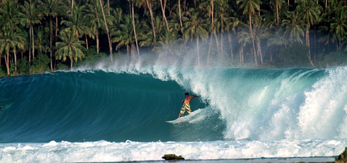 Turistukeando's tweet photo. Si quieres surfear las olas más perfectas del mundo, el destino ideal es #Indonesia Las islas #Mentawai son una de las mecas universales del surf. https://t.co/boddJklQcR
