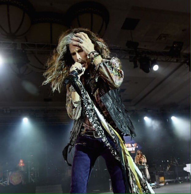 Aeropictures's tweet photo. @IamStevenT #celebfightbnight Phoenix AZ 03/10/18 #StevenTyler #theAimeeAnn #LovingMary https://t.co/ZtZwdkndUr