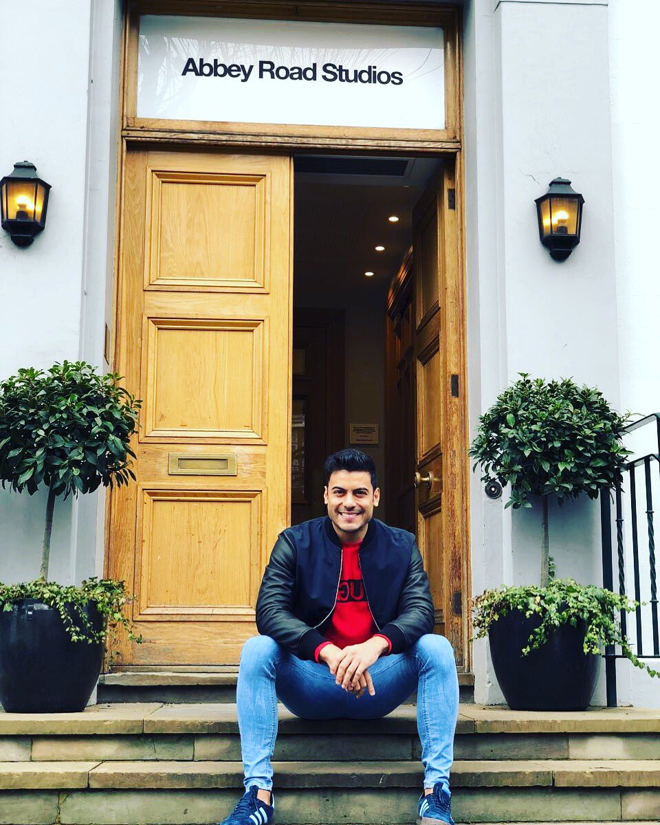 _CarlosRivera's tweet photo. El mejor día de mi vida! Hoy grabamos algo impresionante en @abbeyroadstudios para nuestro nuevo disco. #QueNadieTeDigaQueNoPudedes #Londres 🇬🇧 https://t.co/T7UpvYnuB4