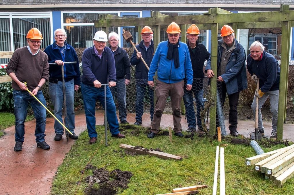 byreidsma's tweet photo. Lions Club Leiderdorp Rhijnlandt aan de slag bij Leijthenrode. Een nieuwe kippenren gebouwd in het kader van NLDoet. (foto J.P.Kranenburg) https://t.co/DrCUUySPJh