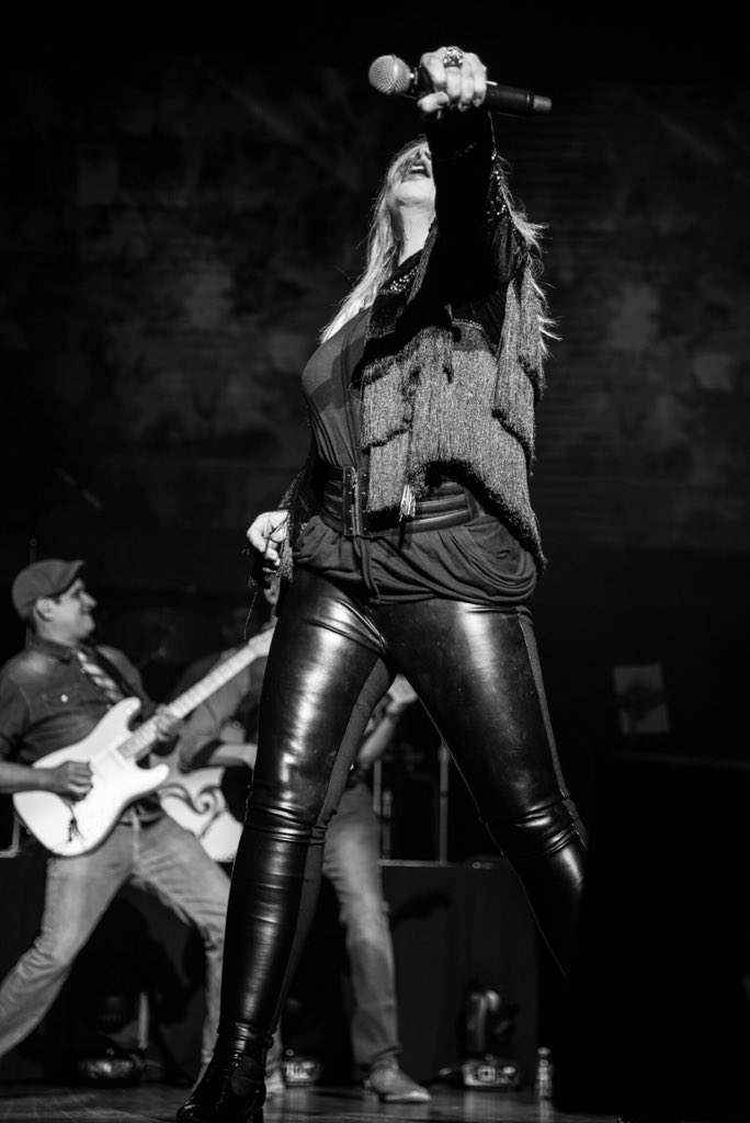 EdnitaNazario's tweet photo. Noche mágica nuestra primera vez en #AtlanticCity #newjersey !💖🤟🏼 #RockOn #UnaVidaTour #ednitanazario #agradecida #musicislife #puertorico 🚨La cita es 16 de marzo  House of Blues ORLANDO / 17 de marzo Fillmore MIAMI Boletos: https://t.co/folDHtOpwu 📸 @lexterleonardo https://t.co/qwlVNdnojB
