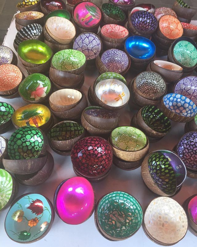 CCMGA's tweet image. What a great way to recycle used coconut shells into a thing of beauty and utility! #coconutshellart #lacquerwork #coconutlacquer #coconutshellbowls ift.tt/2FI2LCZ