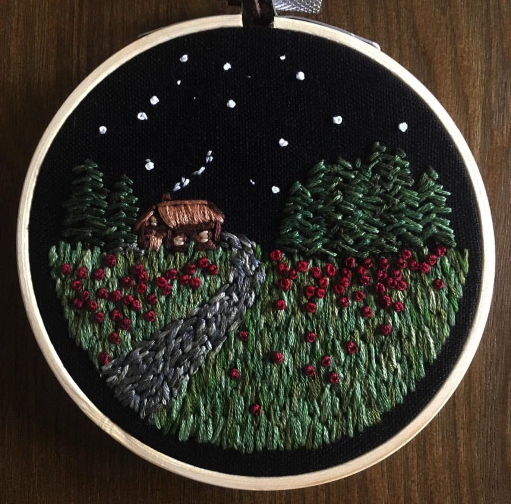 هَكذا يَبدوا المَساء في لَوحة التَطريز✨
للفنانة: Rachel Winters.