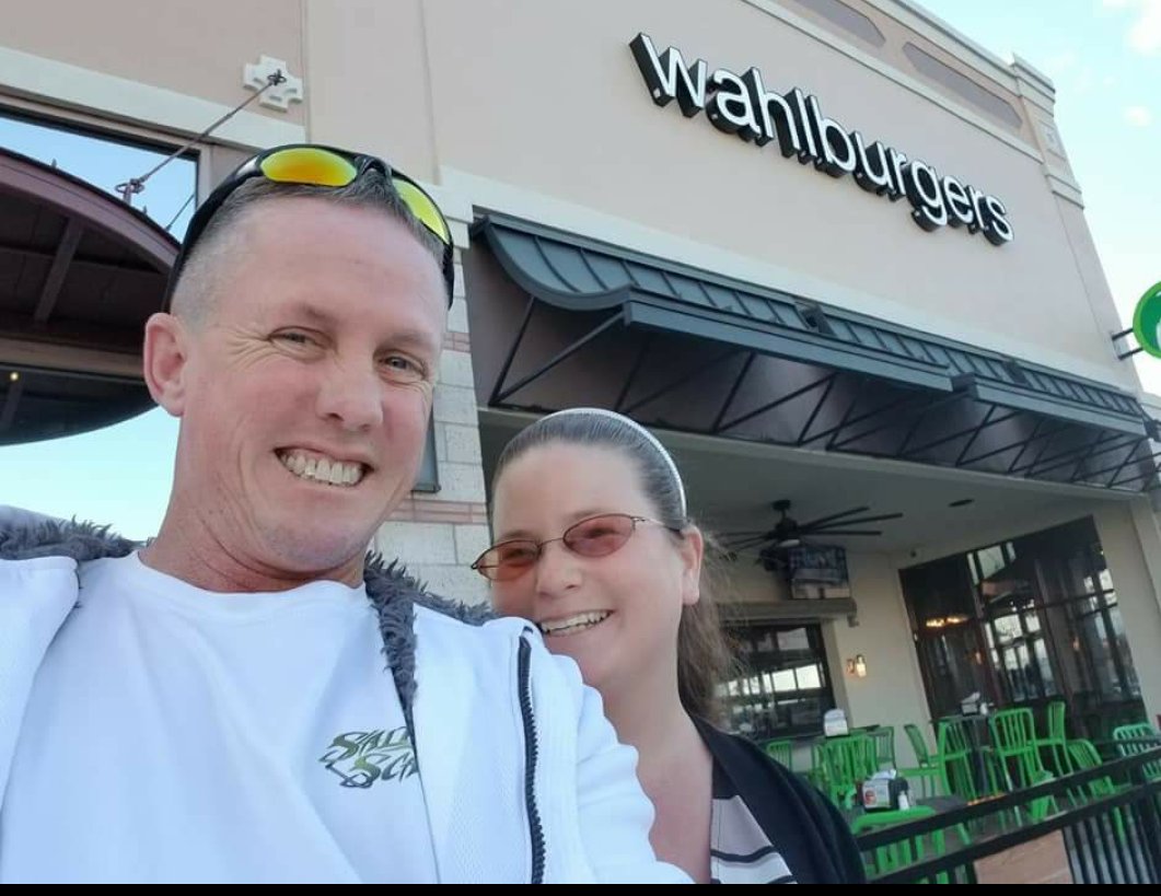 @DonnieWahlberg @Wahlburgers first time at Wahlburgers in Orlando..#bestdamnfood #favoritespot #eternallove #greatfoodgreattimes #madewithlove