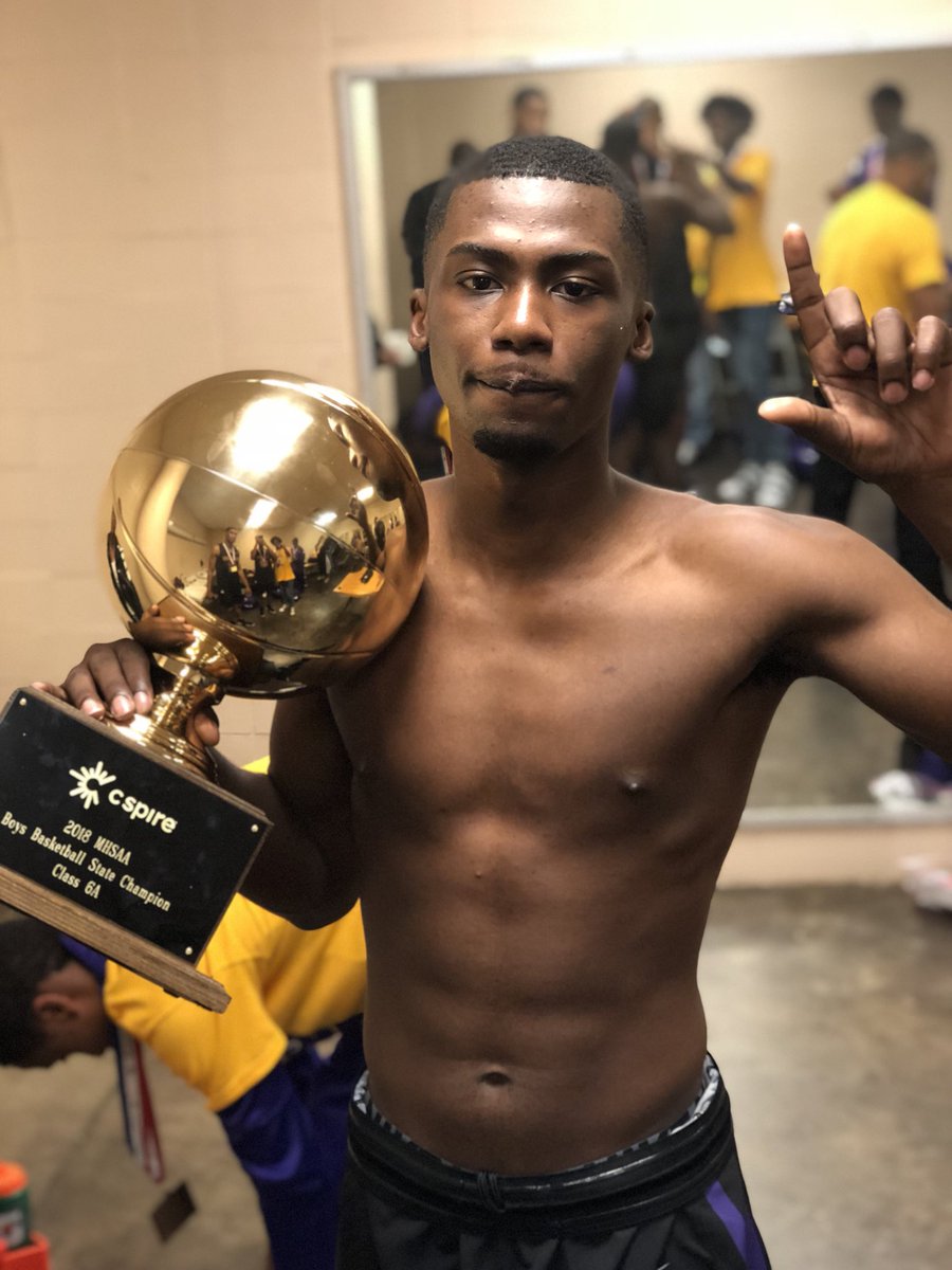 whoisdewon's tweet photo. State champs‼️ https://t.co/CY6TQyRSUy