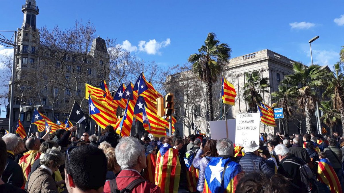 JNCSelvaIn's tweet photo. 📢Som al Passeig Colom de Barcelona reclamant #RepúblicaARA perquè vam votar el 1-O i ho varem ratificar el pasat 21-D!

Els moments són difícils, però l'endemà gloriós depèn de nosaltres🎗️

➡️Som fidels de la #CatalanRepublic i del President @KRLS 

#NiUnPasEnrere #Llibertat https://t.co/MvywRaAtex