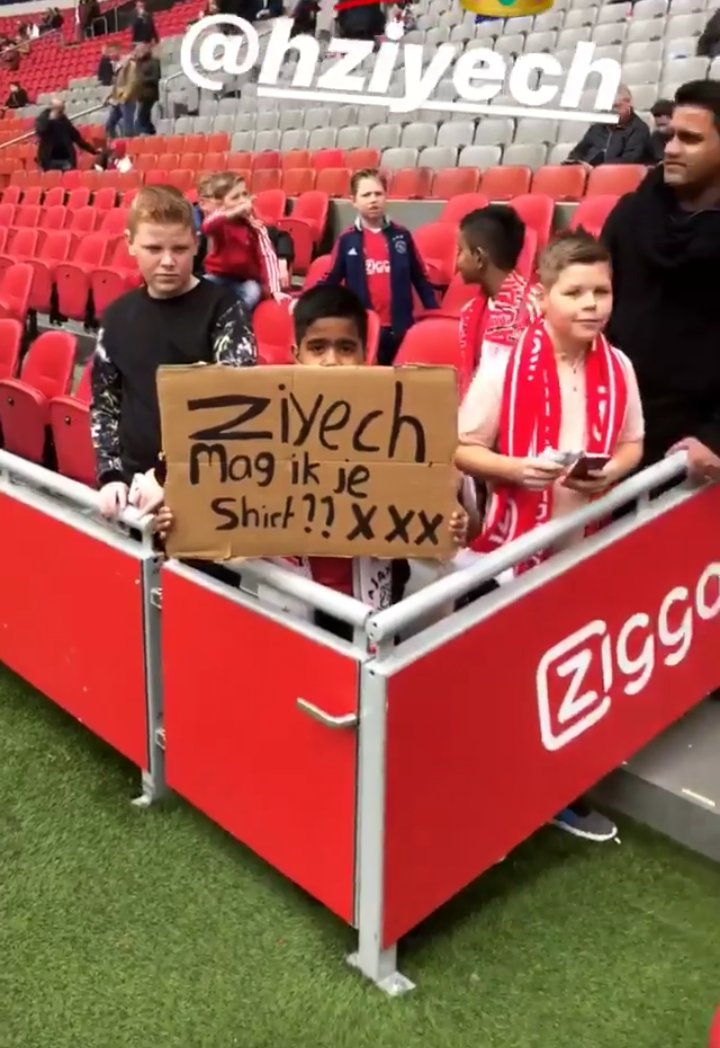 rahafmar's tweet image. الأنيق #حكيم_زياش يتجه نحو طفل يحمل لافتة ويعطيه القميص تصرف جميل أسعد به الطفل #المغرب #أسود_الأطلس #Morocco #WorldCup2018 #hakimziyech 💯❤