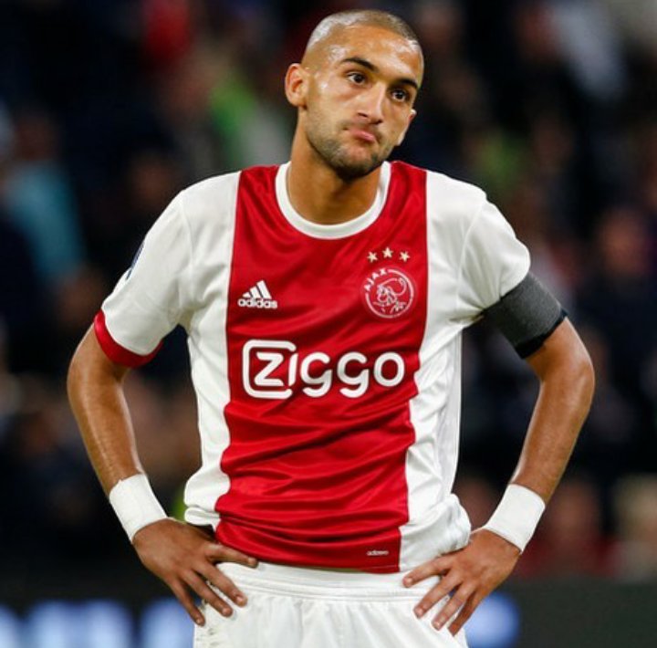 rahafmar's tweet image. الأنيق #حكيم_زياش يتجه نحو طفل يحمل لافتة ويعطيه القميص تصرف جميل أسعد به الطفل #المغرب #أسود_الأطلس #Morocco #WorldCup2018 #hakimziyech 💯❤