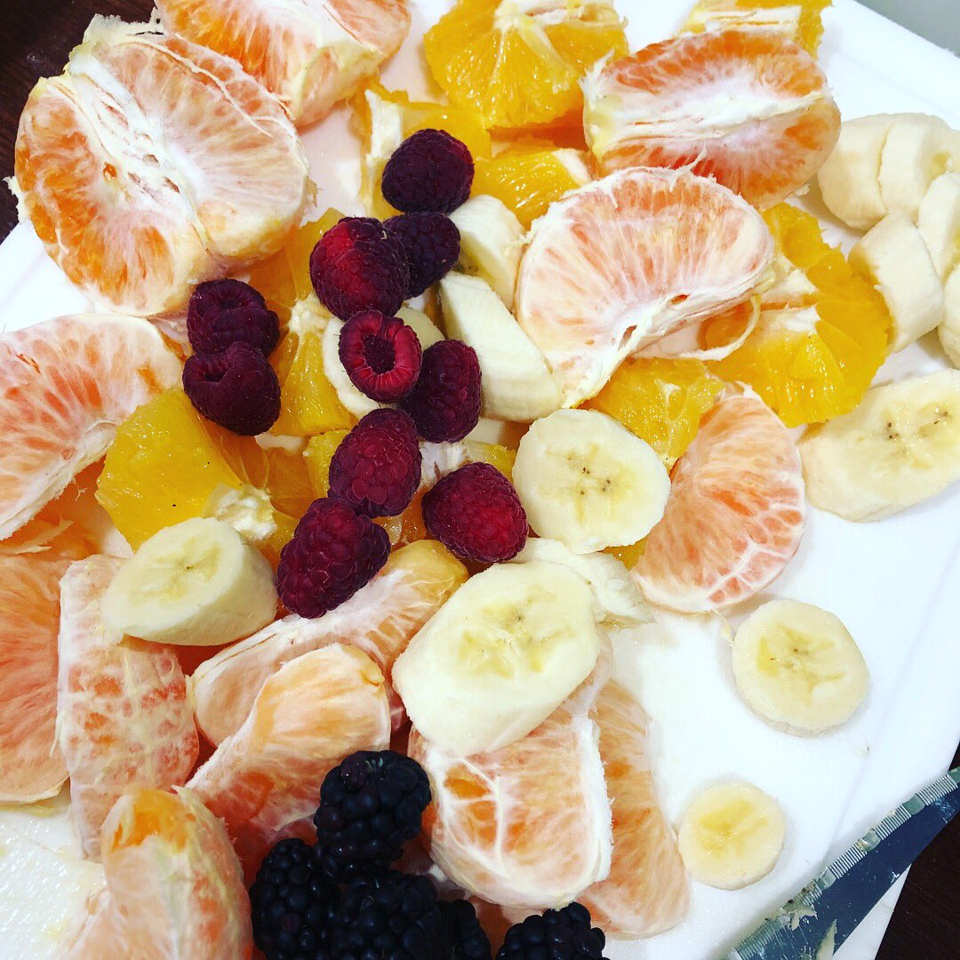 mihuacal's tweet photo. Después de hacer ejercicio, nada mejor que frutas recién exprimidas para devolverle la energía a tu cuerpo! #fruta #verdura #naranja #mandarina #berries #platano #jugos #mihuacal #consumelomexicano #tributoalproductor #organico #sano #natural #vegetariano #queremossertutienda https://t.co/smtzPEjyvw