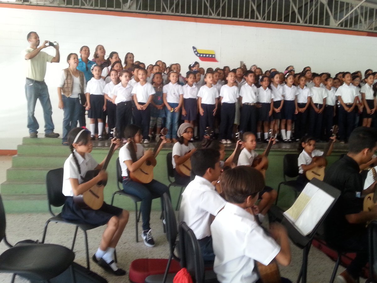 UE_Sanabria's tweet photo. #TropaZeeSucre Ayer 78 estudiantes SANABRIEÑOS dirigidos por el Prof. Luis Villarroel y la Prof. Magnevys Franco junto a sus representantes; deleitaron con su brillante voz y ejecución de instrumentos. @MPPEDUCACION @JauaMiranda @JRamos_ZESucre @prensazees @karsanc https://t.co/gfBuoVmRaq