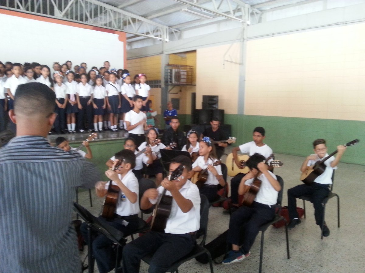 UE_Sanabria's tweet photo. #TropaZeeSucre Ayer 78 estudiantes SANABRIEÑOS dirigidos por el Prof. Luis Villarroel y la Prof. Magnevys Franco junto a sus representantes; deleitaron con su brillante voz y ejecución de instrumentos. @MPPEDUCACION @JauaMiranda @JRamos_ZESucre @prensazees @karsanc https://t.co/gfBuoVmRaq
