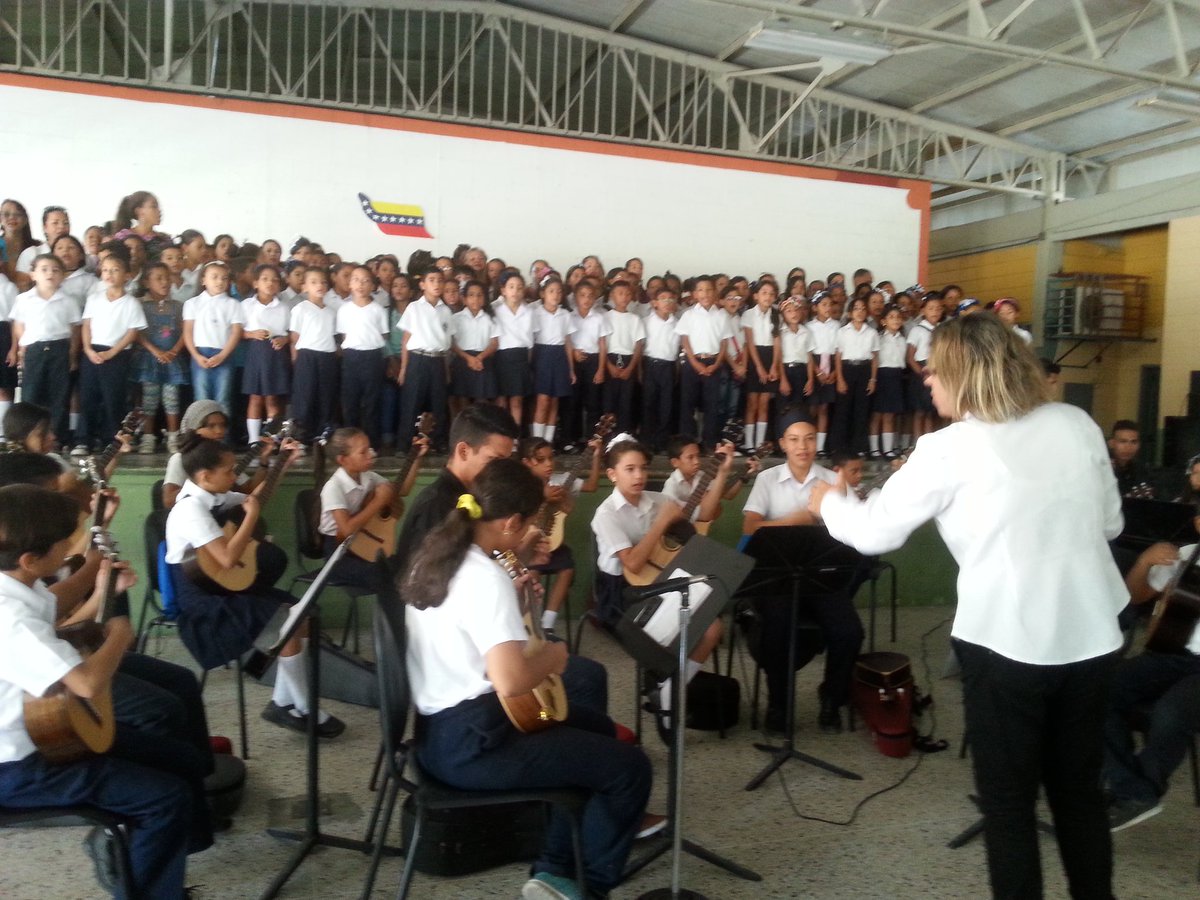 UE_Sanabria's tweet photo. #TropaZeeSucre Ayer 78 estudiantes SANABRIEÑOS dirigidos por el Prof. Luis Villarroel y la Prof. Magnevys Franco junto a sus representantes; deleitaron con su brillante voz y ejecución de instrumentos. @MPPEDUCACION @JauaMiranda @JRamos_ZESucre @prensazees @karsanc https://t.co/gfBuoVmRaq