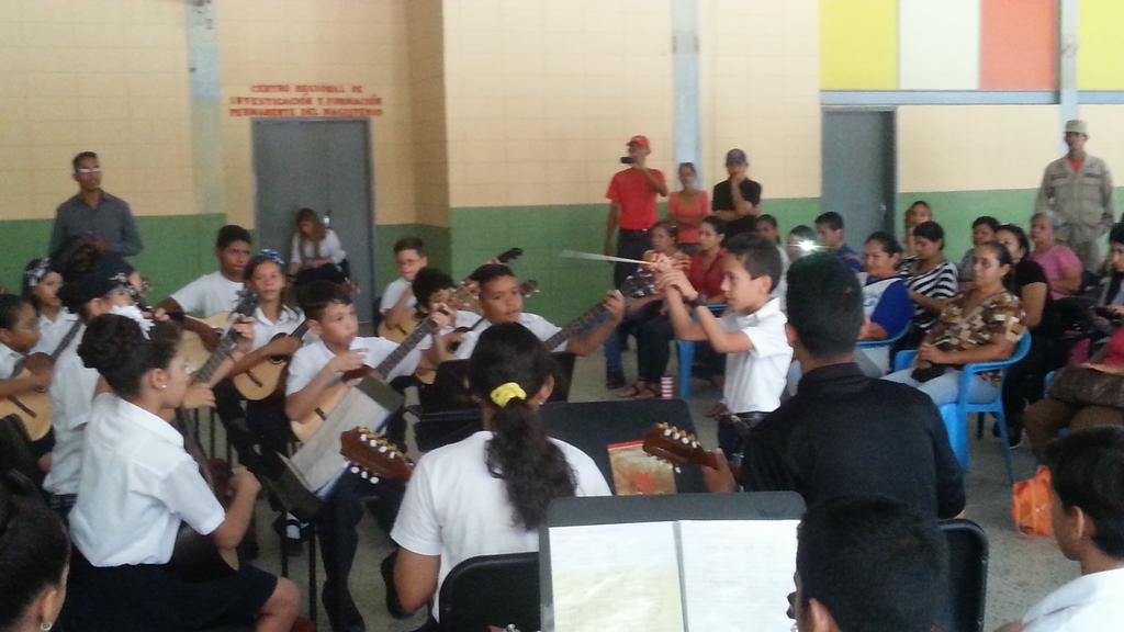UE_Sanabria's tweet photo. #TropaZeeSucre Ayer 78 estudiantes SANABRIEÑOS dirigidos por el Prof. Luis Villarroel y la Prof. Magnevys Franco junto a sus representantes; deleitaron con su brillante voz y ejecución de instrumentos. @MPPEDUCACION @JauaMiranda @JRamos_ZESucre @prensazees @karsanc https://t.co/gfBuoVmRaq