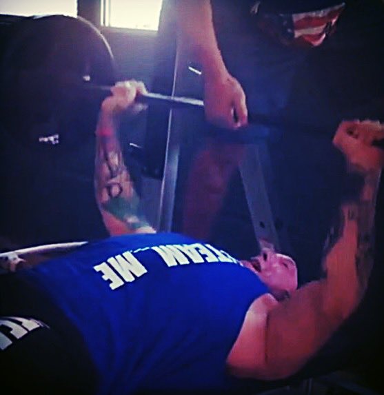 TEAM_IRONADDICT's tweet photo. Underground iron workin happenin in old Mexico 🇲🇽 with the veterinarian office on the first floor, the gym on the second floor. Dusty bottles and rusty iron stole my heart... I'm in love. #TEAM_ME #Ironaddicts https://t.co/B1hZplGjQ6