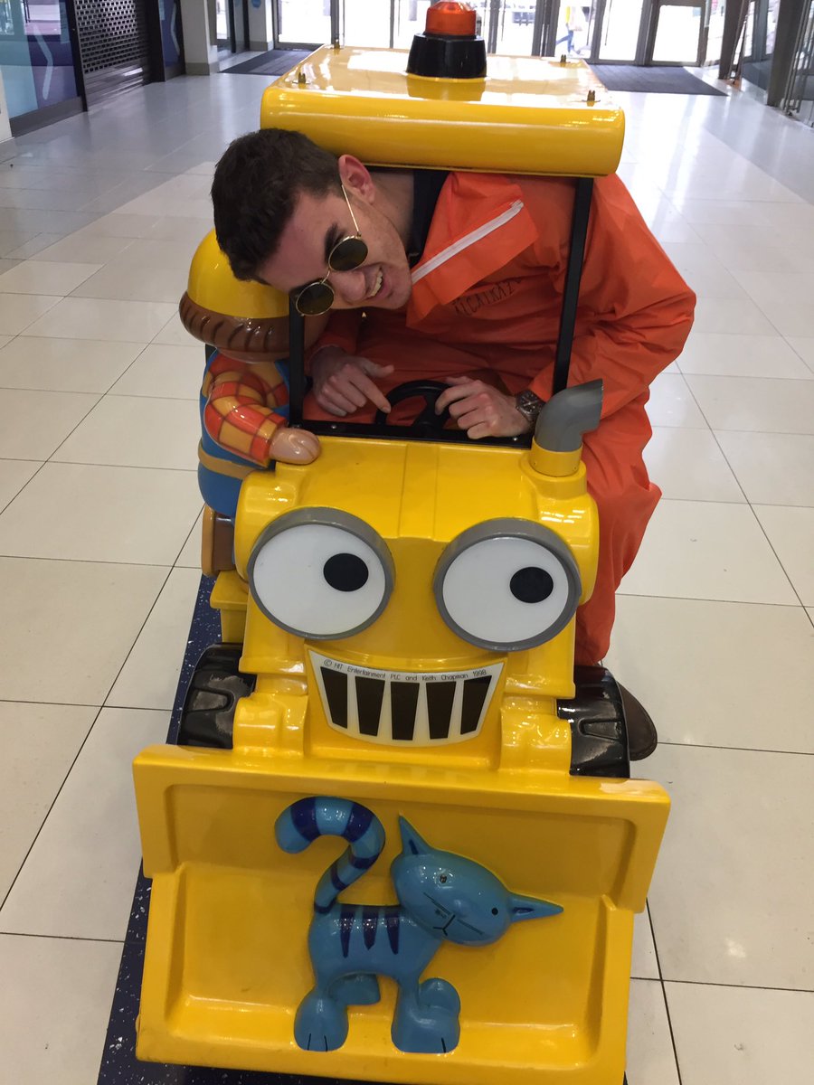 TeamAlcatraz18's tweet photo. Spoilt for choice for most unusual mode of transport #yeshecan #tankclub 

#jailbreakCUSU @VolunteerCUSU https://t.co/NTqlN1DmkI