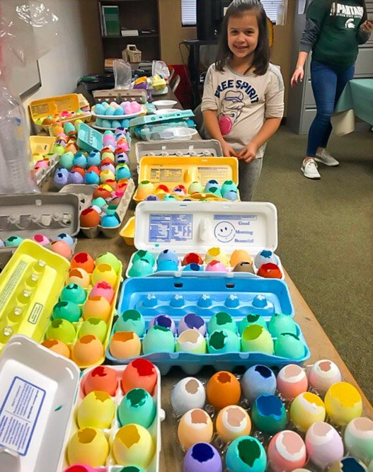 Latina League dyeing eggs.