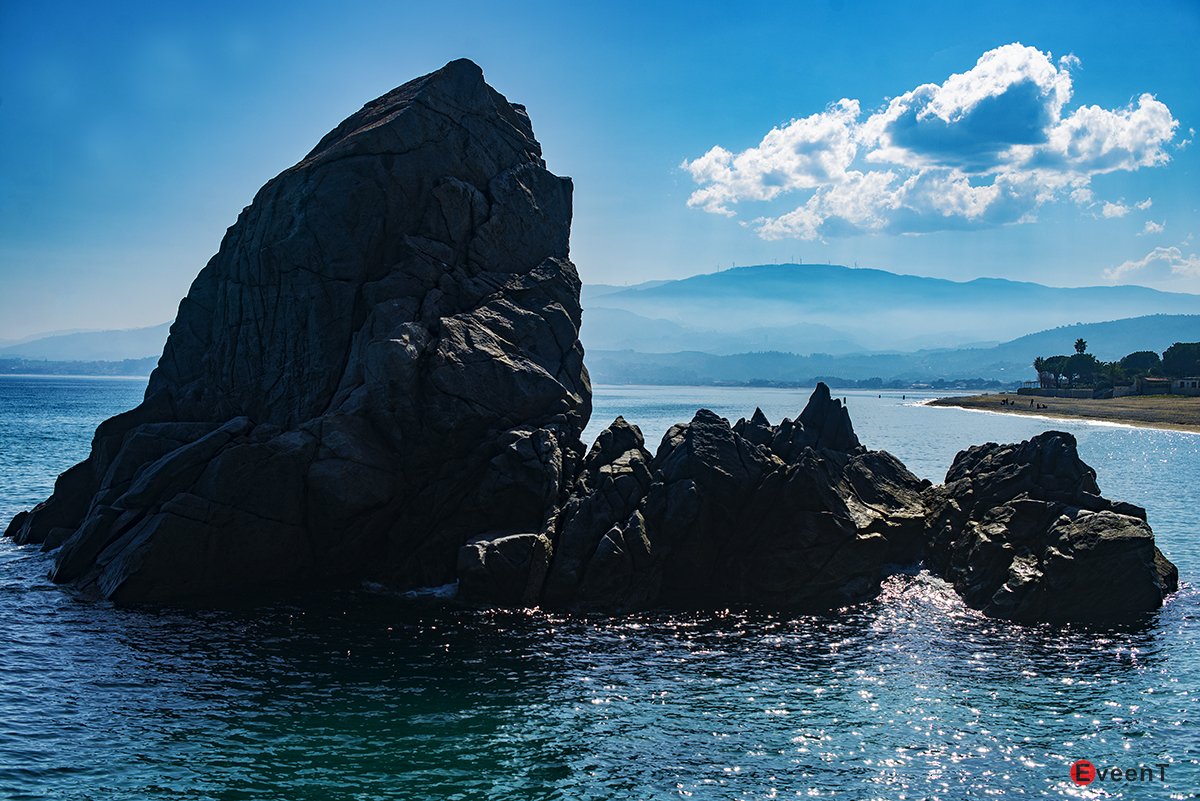EveentCalabria's tweet photo. Lo scoglio di Pietra Grande, uno spettacolo unico... #Stalettì #Caminia #GolfodiSquillace #Catanzaro #Calabria #Italia https://t.co/bPq0B4fiGS