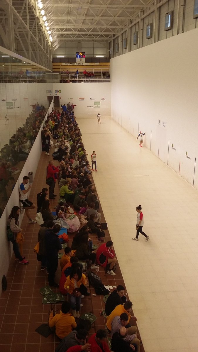 davidgon17's tweet photo. Gran vesprada de pilota i falles al Trinquet Municipal d'#Oliva. Equips femenins i masculins de totes les edats i una combinació magnífica de trets culturals i esportius valencians.. @CRONICAdeOliva @PilotaOliva @Frediesport @MiaJF94 @enricmorera @LevanteEMVSafor @lp_lasafor https://t.co/q69Ja97yhT