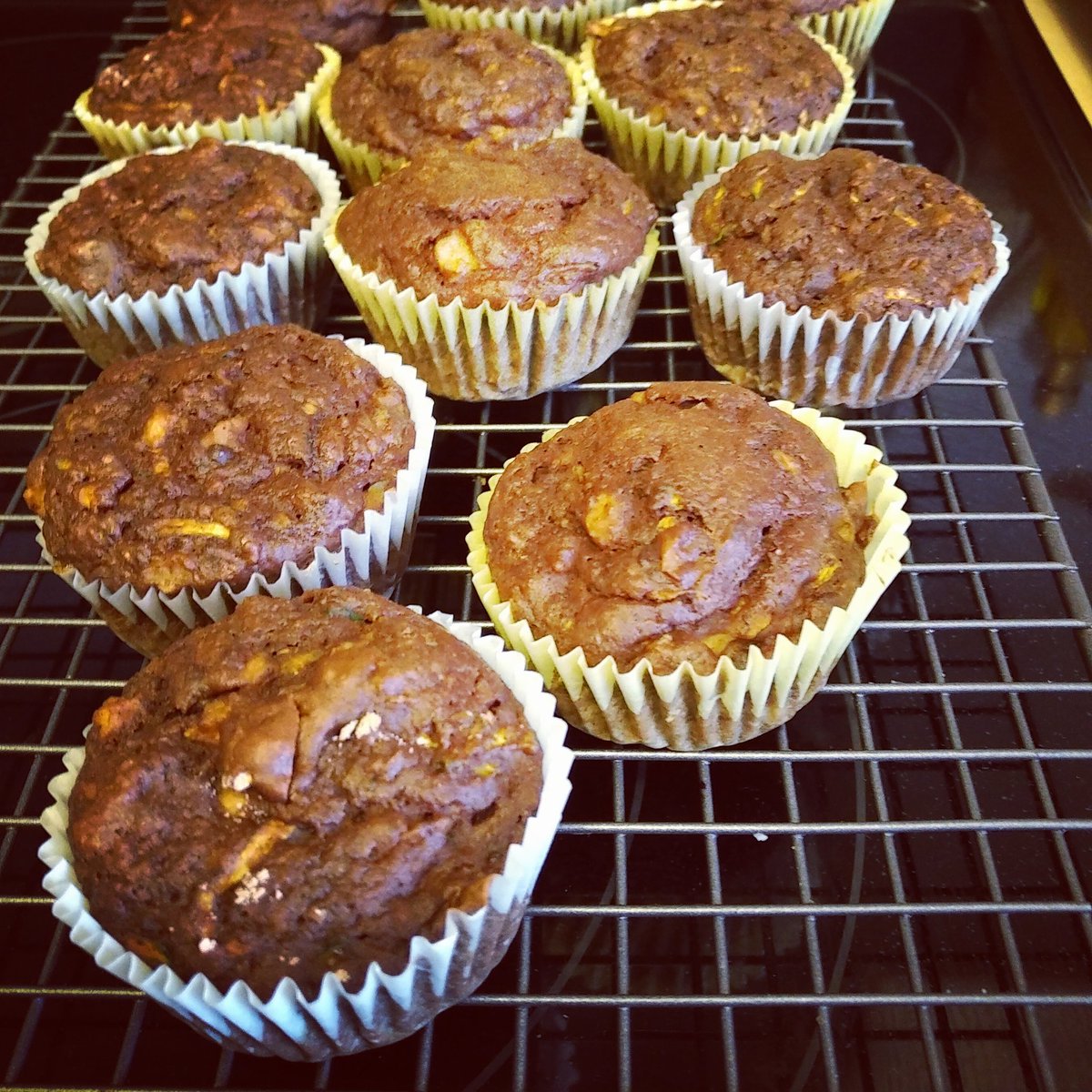 taximom_03's tweet image. Loving @gretapodleski new cookbook yum and hummer. Easy, healthy and tasty recipes. Made these today and making roast tonight. #doublechocolate #baking #cookbookreview