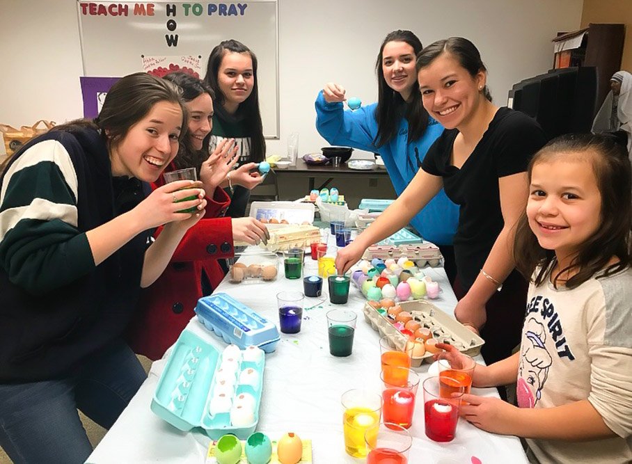 Latina League dyeing eggs.
