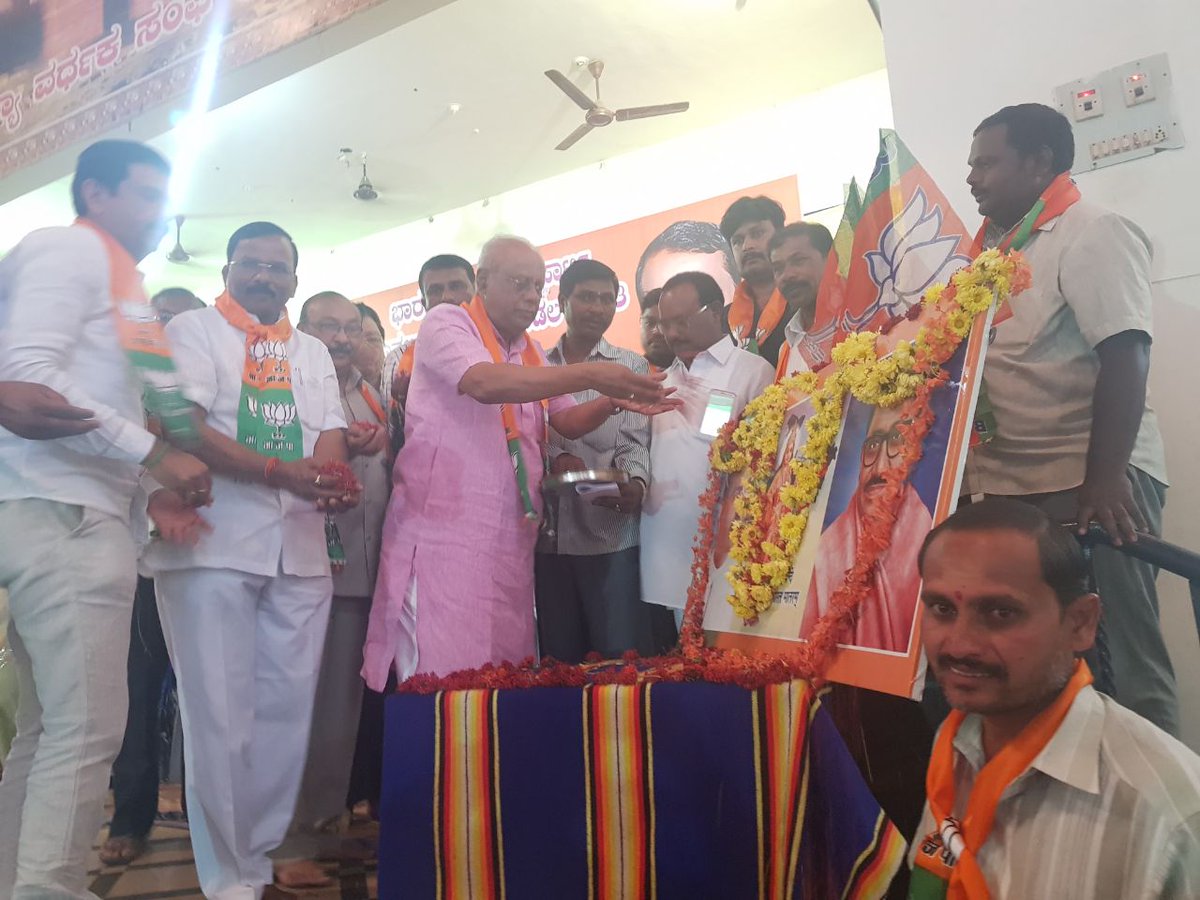 GMSBJP's tweet photo. ಇಂದು ದಾವಣಗೆರೆ ದಕ್ಷಿಣ ವಿಧಾನಸಭಾ ಕ್ಷೇತ್ರದ  ಬಿಜೆಪಿ  #ನವಶಕ್ತಿ #ಸಮಾವೇಶ # ಸಭೆಯನ್ನು  ಉಧ್ಘಾಟಿಸಿ ಮಾತನಾಡಿದೆನು.
Inaugurated Davangere South AC  BJP  'NavaShakti' samavesh at Ambabhavani Choultry, Davangere. spoke in depth about the party workers role and the advantages of NDA Govt Projects. https://t.co/xEZ9u6kGrk