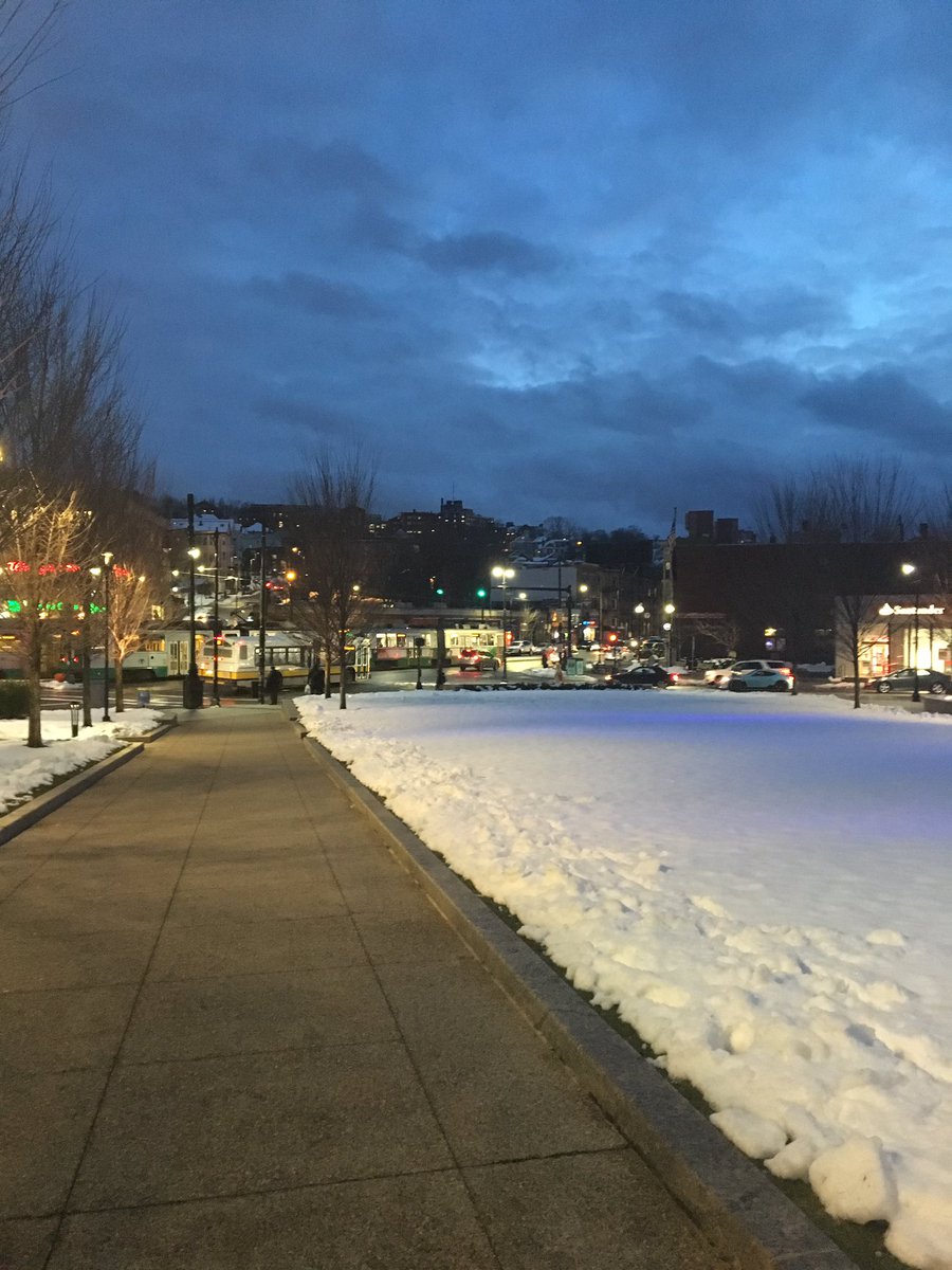 MeryMeryRo's tweet photo. The snow has not melted yet... #DaylightSavingsTime #BrighamCircle #PostCall https://t.co/k4fMuY8A5i