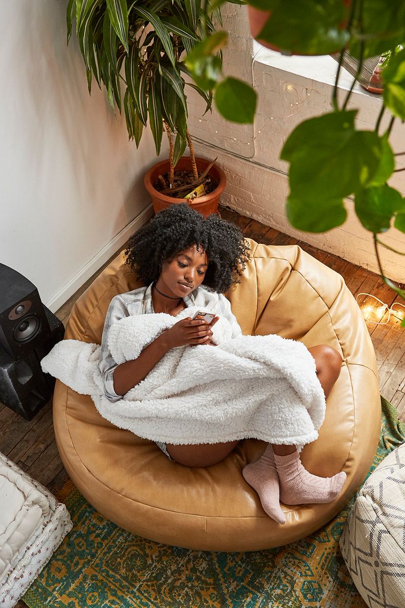 UrbanOutfitters's tweet photo. Sunday mood. 😴 https://t.co/LbGonnvGJA https://t.co/8AIjJkulB0