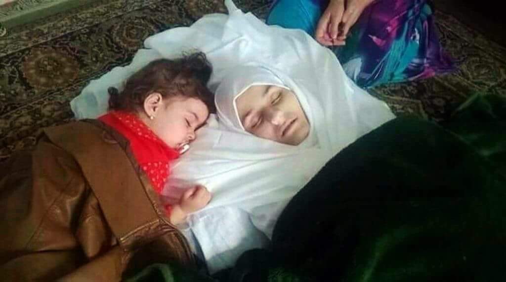 #الغوطة
طفلة سورية صغيرة أوهموها ان أمها الشهيدة نائمة
نامت جانب رأسها ولا تدري أنها نامت ولم تعد تراها إلى الأبد