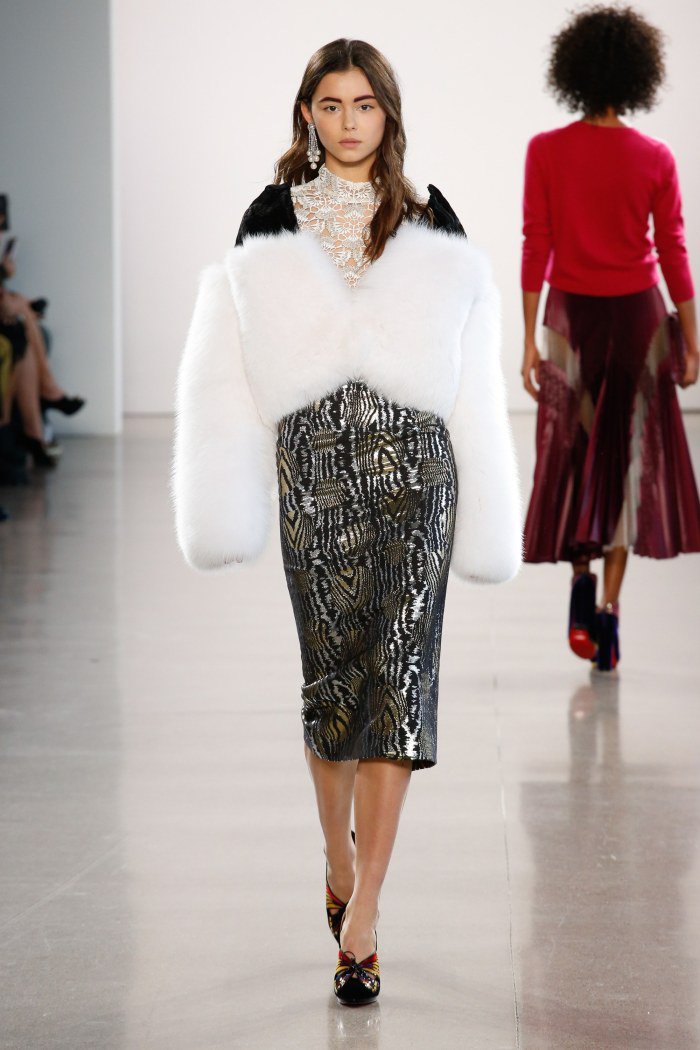 InfurMagazine's tweet image. Black and white is a great combination. You can never go wrong. By @bibhumohapatra FW18 collection!
     
  #infurmagazine #furstagram #fashiontrends #luxuryfur #fur #instastyle #instafashion #fashionaddict #womensfashion #trends #stylishwomen #nyc #newyorkfashionweek #nyfw #FW18