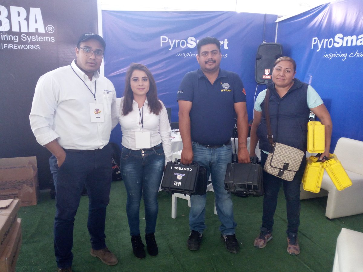 PyroWorldMX's tweet photo. Un saludo a nuestros amigos de #Piroglez que pasaron a visitar el stand de #PyroSmart durante la #ExpoPirotecnia #Tultepec #México https://t.co/BtwXs5OQag