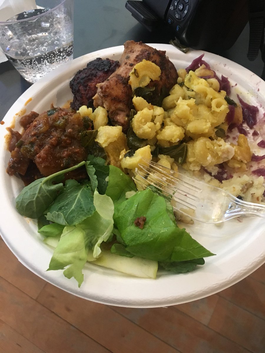 ToyaFromHarlem's tweet image. This @redrooster lunch is so yummy @Afrotectopia so yummy that everyone is too busy eating than talking to each other lol #Afrotectopia
