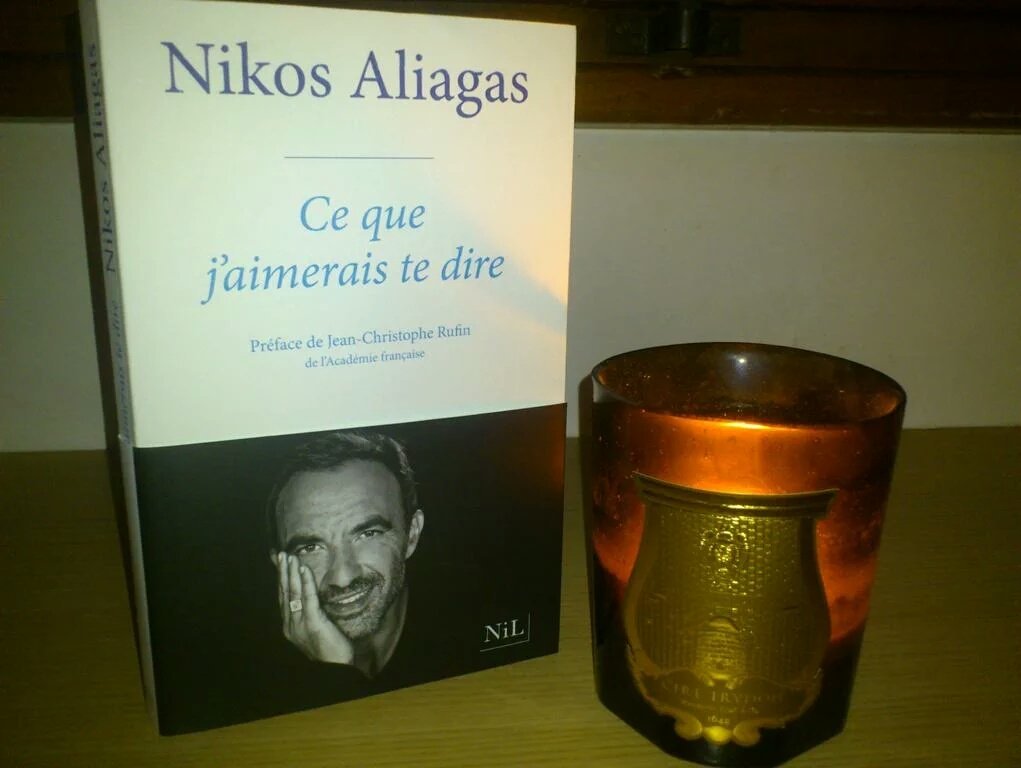 _SweetRealLife_'s tweet photo. "Quelques pages qui parlent d'amour, de transmission et de mémoire." @nikosaliagas
#CeQueJAimeraisTeDire
Moment détente 📖 #Sunday #CireTrudon
@NiLEditions https://t.co/W9FBoGFLI6