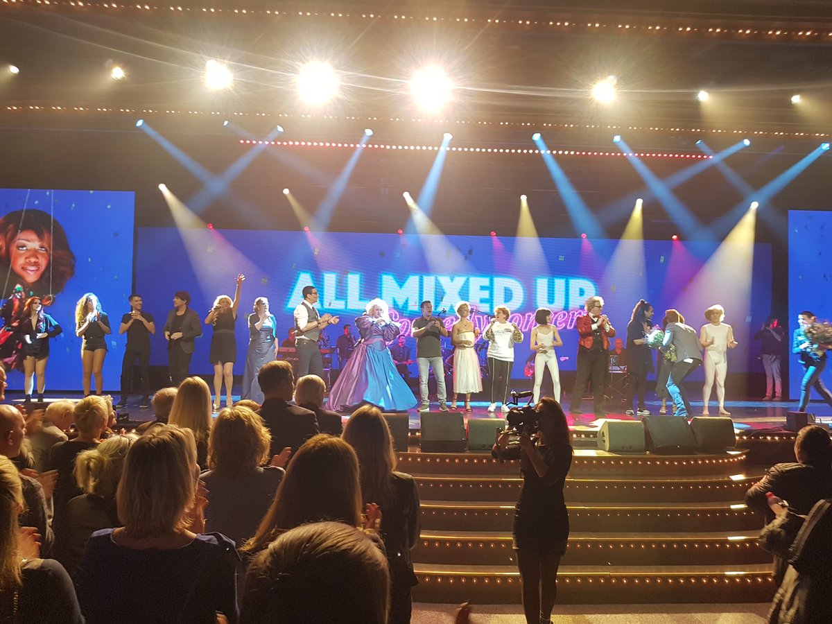 SonjaEpping's tweet photo. Wat een fantastische show @Allmixedup_Live Genoten. Voor Alzheimer. Complimenten @BloemenKarin #gordon @Tineke_Schouten @Amhali @EdsiliaRombley #TinoMartin #BirgitLewis e.a. https://t.co/y4iTrvLBX1