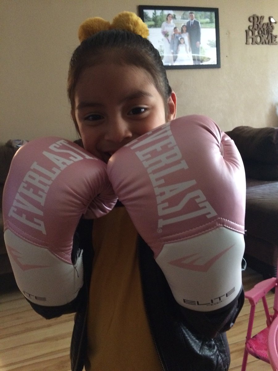 mnahuat909's tweet photo. My daughter was excited to receive her gloves a few days earlier. @Everlast_  @mari https://t.co/4u7VdCFVEb