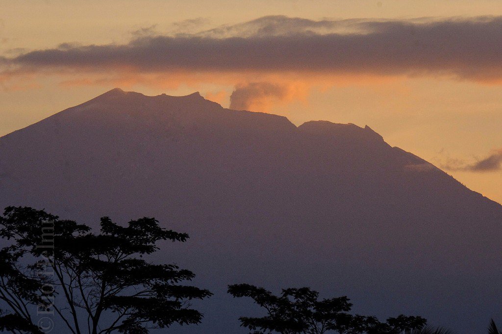Hembusan asap putih kelabu dari kawah Gunung Agung di pagi ini. Guncangan gempa beberapa hari terakhir menyebabkan aktivitas vulkanik meningkat. Namun status tetap Siaga (level 3). Namanya gunung Siaga sudah biasa jika terjadi hembusan. Bali tetap aman dan nyaman.