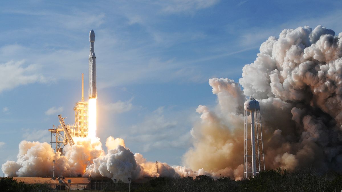 technology's tweet photo. Elon Musk says SpaceX Mars ship could make short test flights in 2019 https://t.co/qIsiY702Fr https://t.co/l0fx6eqKpZ