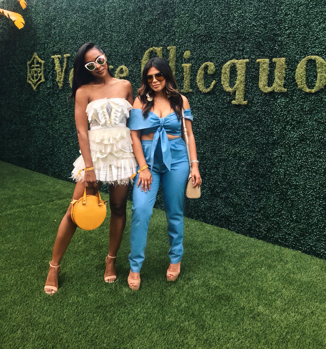 shopBRNZ's tweet photo. Sunshine & Champagne w/ @VeuveClicquot ☀️🍾👯♀️
#VCCarnaval #ClicquotStyle https://t.co/C0ciPiNzku