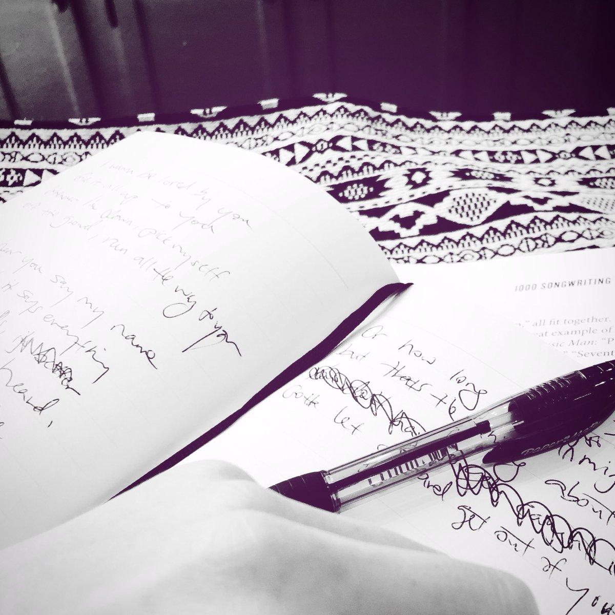 EricaChaseMusic's tweet photo. Writing and creating something out of nothing is my favorite thing to do. What’s yours? #SundayFunday #newmusic #creativeflow #chasedreams https://t.co/LGrImCdabV