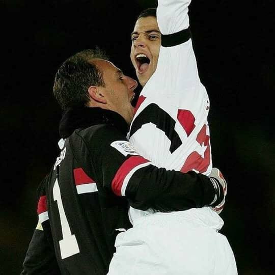 Rogério Ceni e Cicinho celebram o tricampeonato mundial interclubes, conquistado pelo <a href="/SaoPauloFC/">São Paulo FC</a> em 2005.
