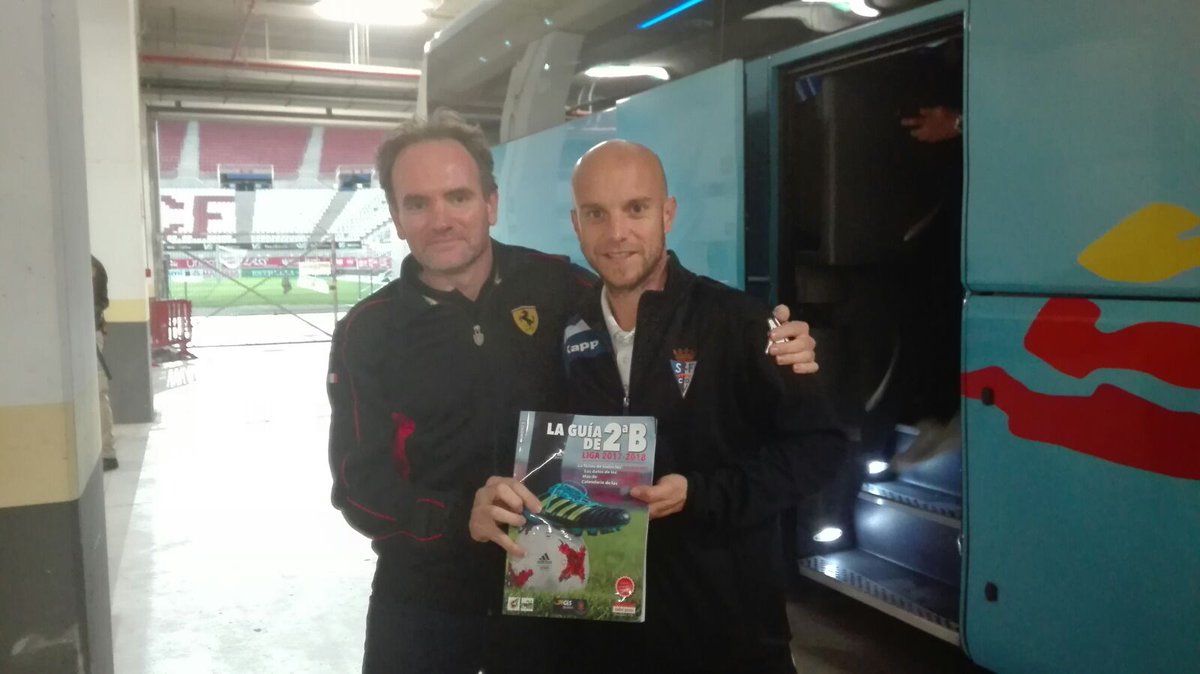 LaGuia2B's tweet photo. En #Murcia con un fiel a #LaGuía2B, don @javicasares7, jugador del #SanFernando ⚽📷👏😉 https://t.co/2Ofo7u4kcV
