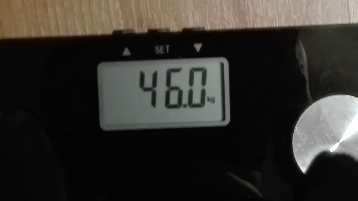 UraniumCookie's tweet photo. Die Waage zeit 46.0 an. Kaum eine Hose passt mir noch. Sachen, in denen ich bisher LUFT hatte sind zu eng. In der Ferne, Sirenen. Ein Kind weint. #weightgain #einganzneueskörpergefühl https://t.co/V8GfjDiThz