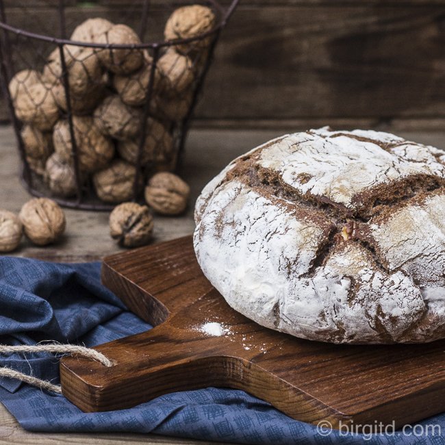 BirgitDelicious's tweet photo. So, nun auch endlich meine Miche. (Ich musste erst hungrige Mäuler stopfen 😉) Das Brot hat eine herrlich lockere, saftige Krume u. die Kruste ist perfekt. Einfach nur köstlich 😘u. jetzt #kitchenimpossible
#synchronbacken #synchronmiche #Rezepte #recipes https://t.co/aa6b3gvpqE