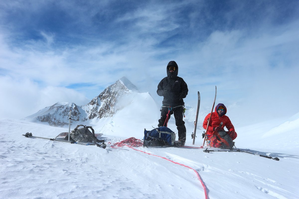 AlpinaGuide's tweet photo. Массив Монте Розы это такая песочница для тех кто любит восхождения на четырехтысячники:) Уникальное горное образование.  Восхождения возможны круглый год. 
#скитур #горныйгид #горныегидыalpina #valledaosta #moterosa #rmga #аггр #goretex https://t.co/UvTJlrG5Qc