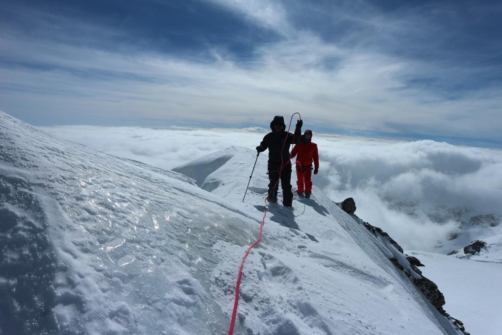 AlpinaGuide's tweet photo. Массив Монте Розы это такая песочница для тех кто любит восхождения на четырехтысячники:) Уникальное горное образование.  Восхождения возможны круглый год. 
#скитур #горныйгид #горныегидыalpina #valledaosta #moterosa #rmga #аггр #goretex https://t.co/UvTJlrG5Qc