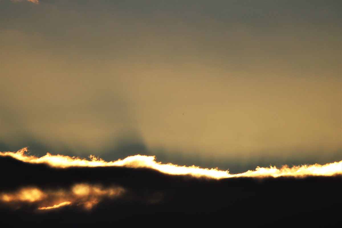 JoanneJorja's tweet photo. Sunset sunrise  @EarthandClouds  @WizardWeather  @skies_in_myeyes  #clouds #paintstorm  @ThePhotoHour @PicBallot #feelslikeheaven https://t.co/IRfmFywXBr