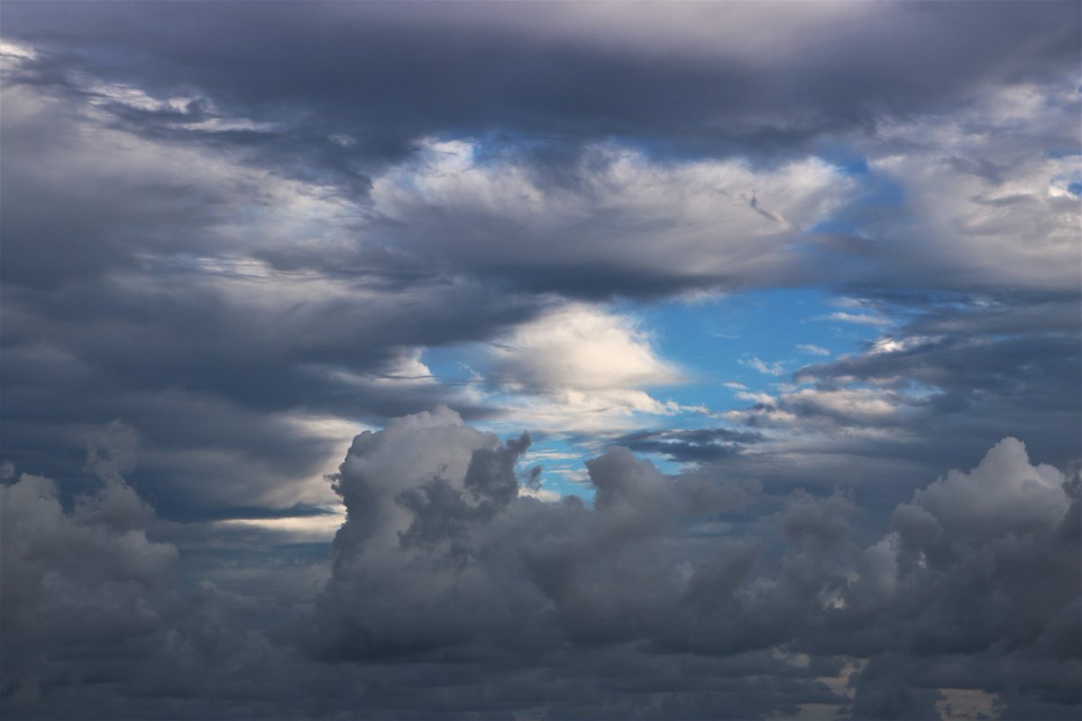 JoanneJorja's tweet photo. Sunset sunrise  @EarthandClouds  @WizardWeather  @skies_in_myeyes  #clouds #paintstorm  @ThePhotoHour @PicBallot #feelslikeheaven https://t.co/IRfmFywXBr