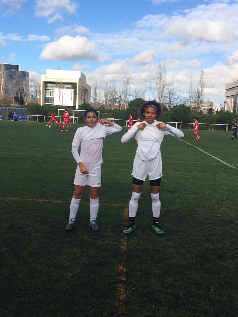 albita_me's tweet photo. @MadridCFF 10 - 0 @RayoVallecano esta imagen me llevo a casa ! Mis niñas de 10 y 11 años brindando al pequeño GABRIEL! Tras marcar el primer gol ! Grandes futbolistas y personas 💝⚽ #TodosSomosGabriel #DEPpescaito #DEPGabriel https://t.co/Ru0xTNJsAx