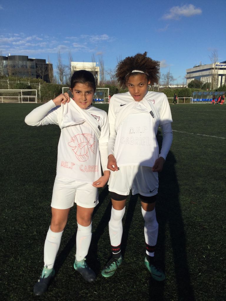 albita_me's tweet photo. @MadridCFF 10 - 0 @RayoVallecano esta imagen me llevo a casa ! Mis niñas de 10 y 11 años brindando al pequeño GABRIEL! Tras marcar el primer gol ! Grandes futbolistas y personas 💝⚽ #TodosSomosGabriel #DEPpescaito #DEPGabriel https://t.co/Ru0xTNJsAx