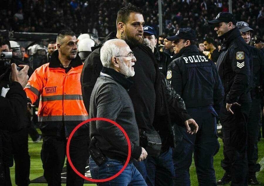 andritsos's tweet photo. «Ποδοσφαιρικός» παράγοντας με τον συνοδό του σε γήπεδο ευρωπαϊκής χώρας.
Μπανανία.
#PaokAek https://t.co/MrsHwhdYMw
