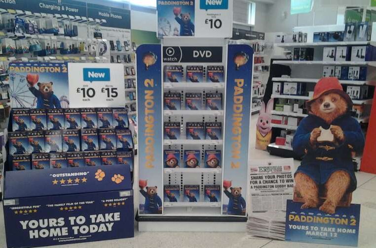 DeniseL24769974's tweet photo. @eXPD8_fm we have packed our marmalade sandwiches and headed out into stores tonight to start the setups of #Paddington2 a great photo op of one of my fantastic team leaders @samikirkby and her @asda colleague #Everyonelovespaddington #WalkinPos #FieldMarketing #R76PACE https://t.co/KpQbx5ZrQq